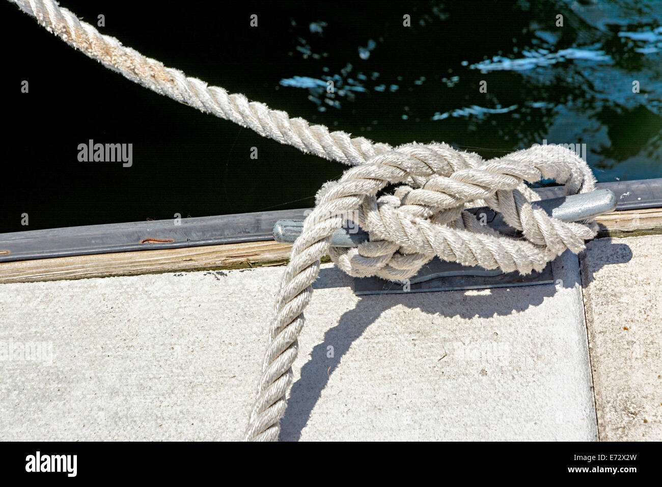 Binden Sie für ein Boot am Wasser entlang Stockfoto