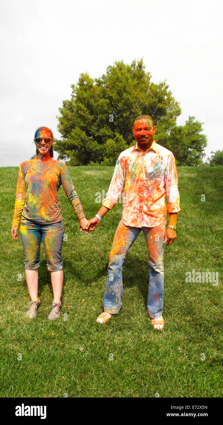 Paar mit bunten Farbe bedeckt Stockfoto