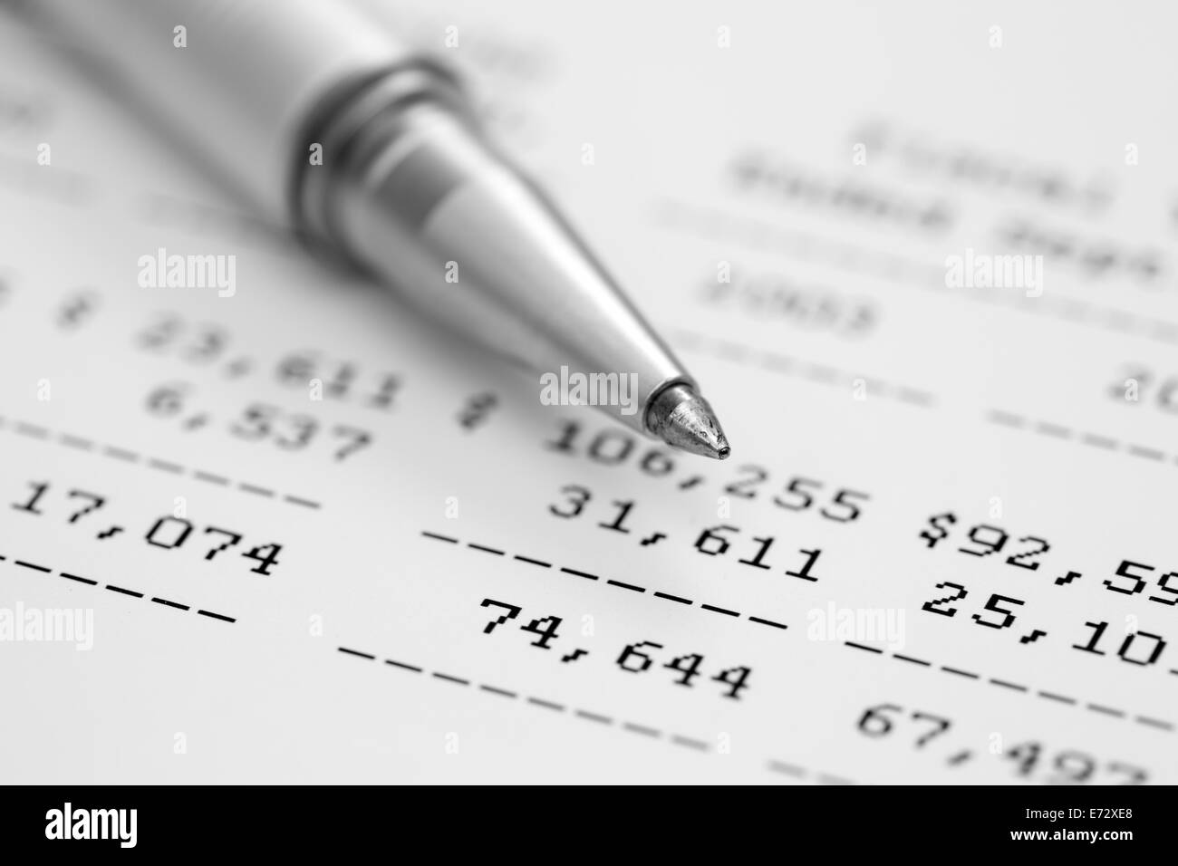 Jahresrechnung. Kugelschreiber auf Abschlüsse. Schwarz und weiß. SDOF. Closeup. Stockfoto