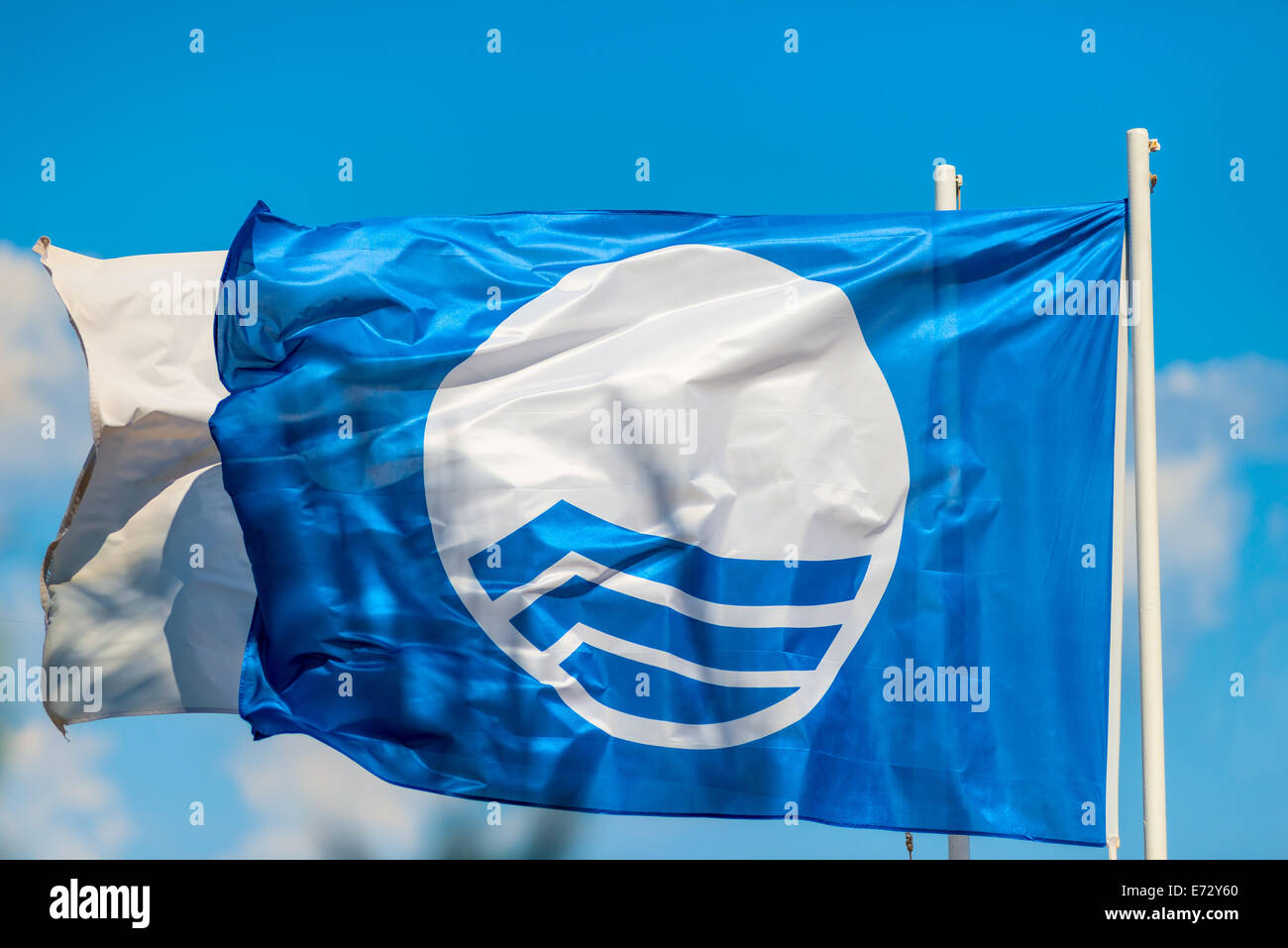 Blaue Flagge am Strand in der Nähe von Meer Stockfoto