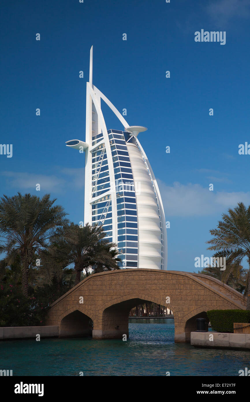DUBAI - Januar 31.2012: Burj Al Arab Hotel in Dubai. Burj Al Arab ist ein Luxus 7-Sterne-Hotel. Ist auf einer künstlichen Insel errichtet. Stockfoto