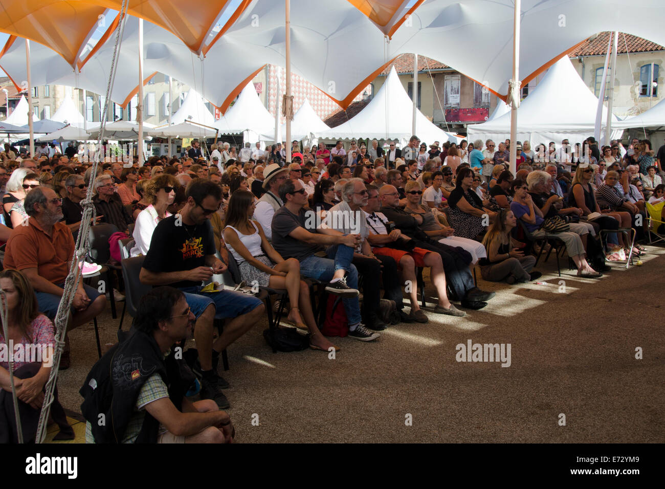 Marciac Jazz Festival, Frankreich.  Publikum im zentralen Quadrat Marciac aufmerksam zuhören, um die jazz-Konzert. Stockfoto