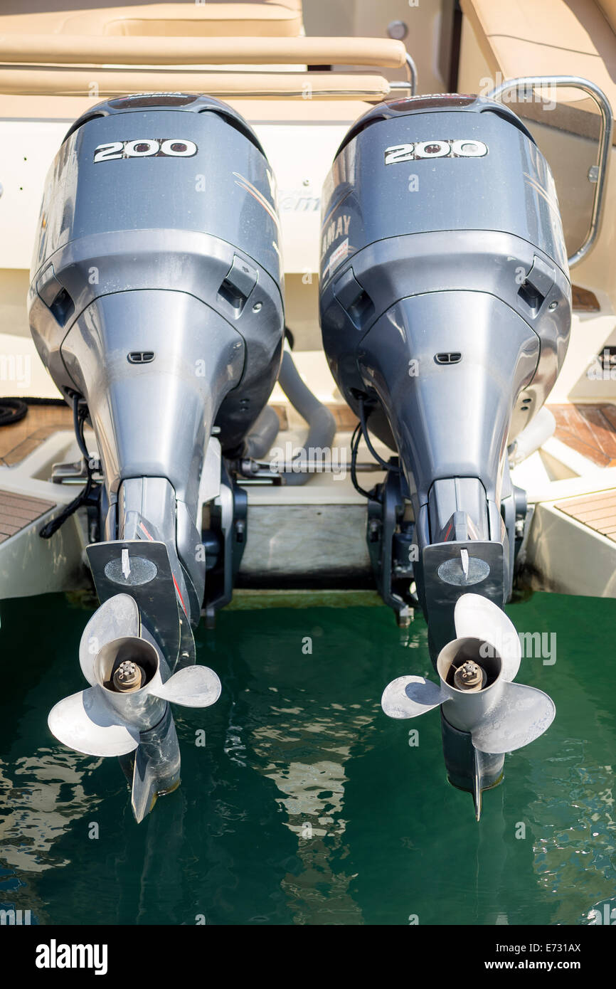 Zwei Bootsmotoren mit Propeller Stockfoto