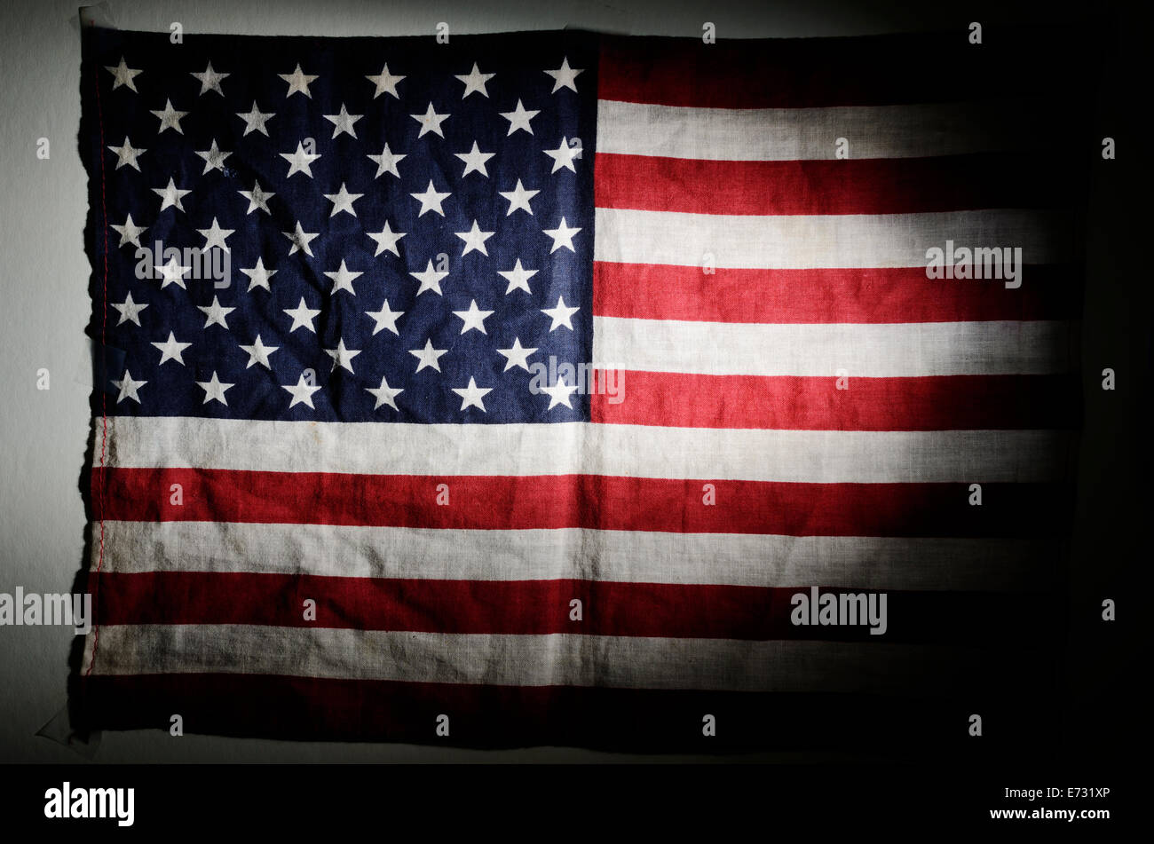 Amerikanische Flagge an der Wand in der Dämmerung Stockfoto