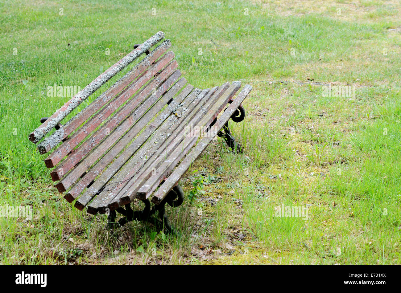 alten moosbedeckten Bank auf einem grünen Rasen Stockfoto