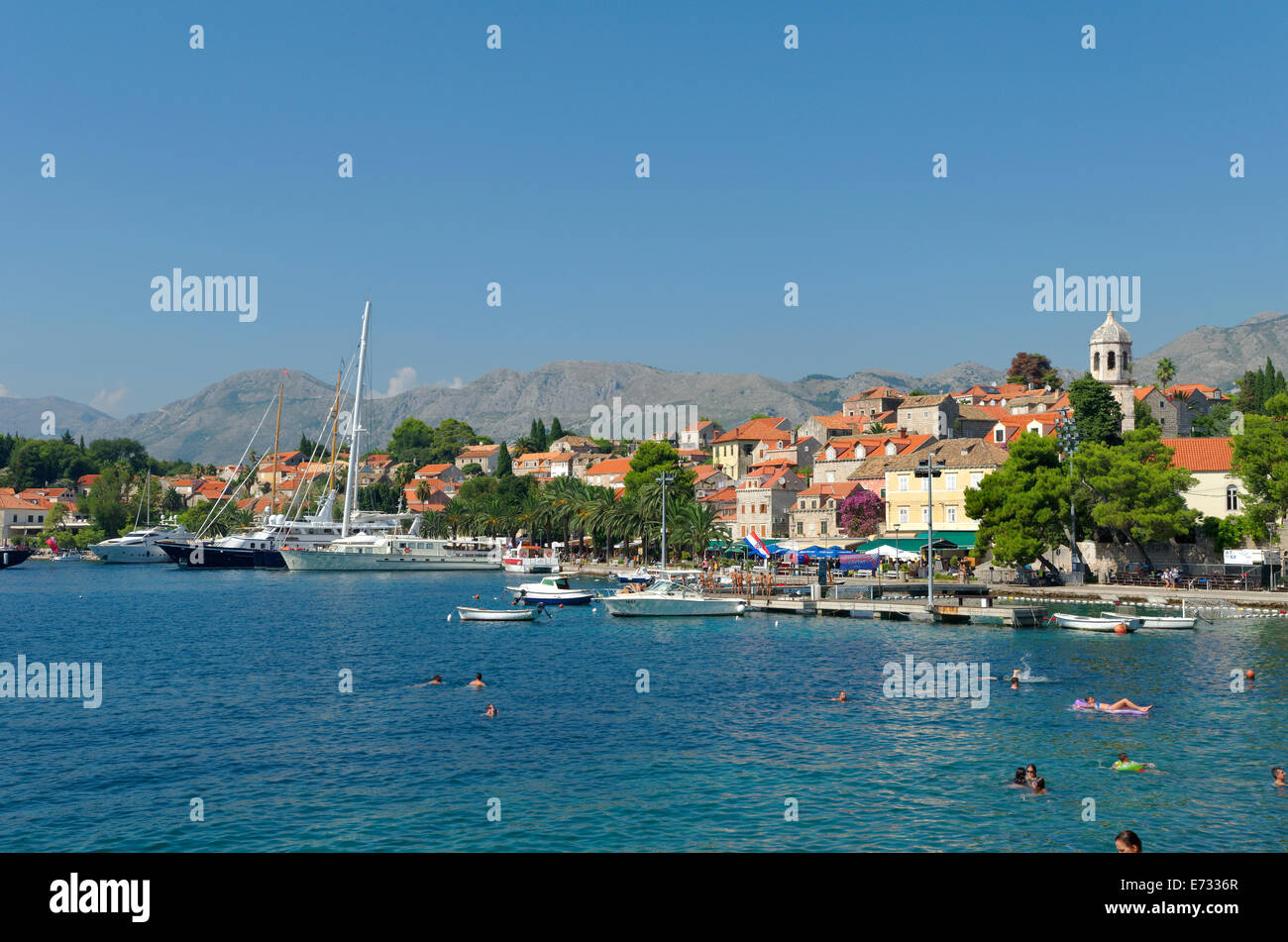 Cavtat-Stadt in der Nähe von Dubrovnik, Süden Kroatiens. Ein "Port Of Entry" für Private Yachten Kroatien betreten oder verlassen. Stockfoto