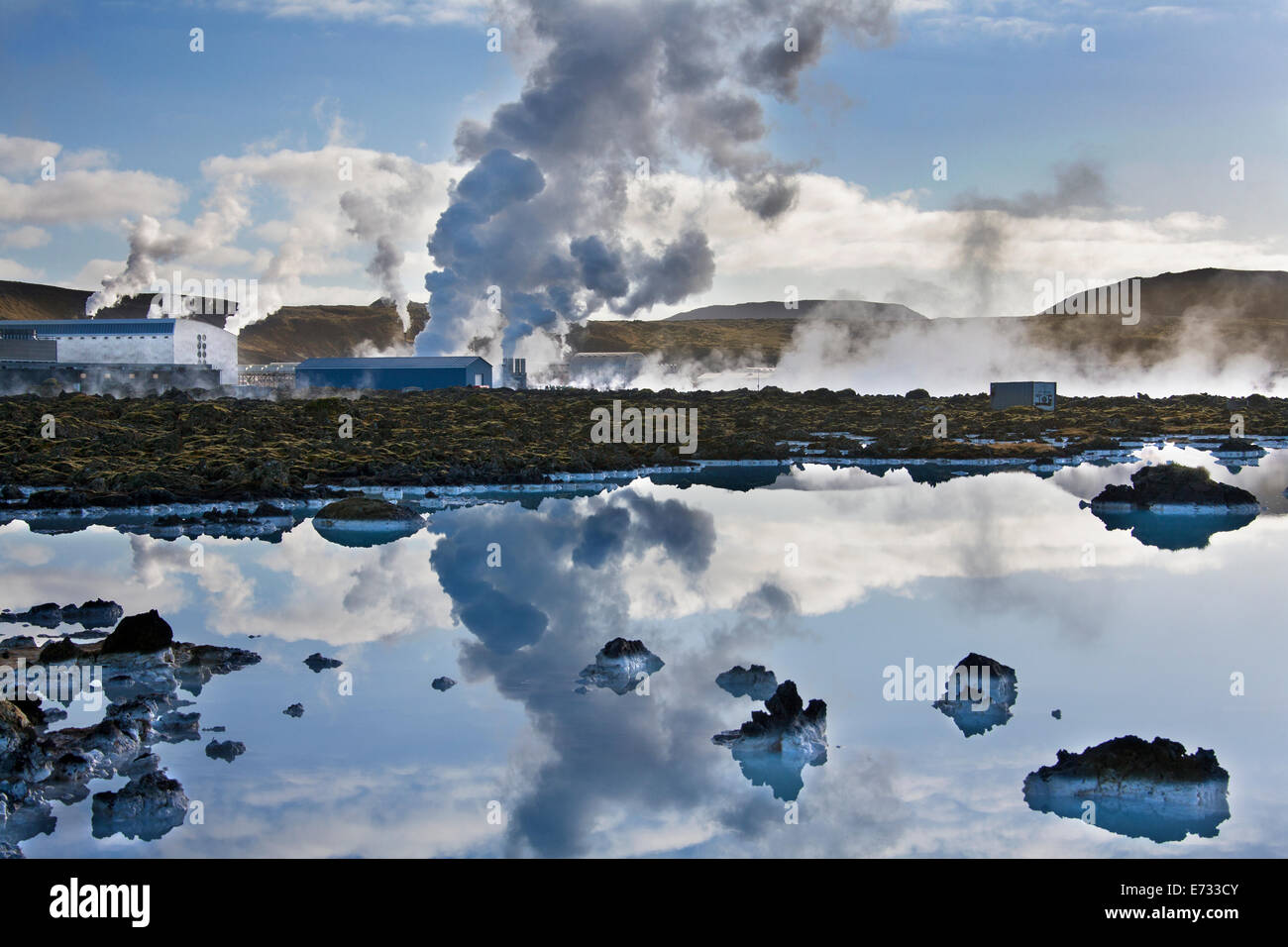 Das Svartsengi geothermische Kraftwerk befindet sich etwa 4 km nördlich von Grindavík in Island. Stockfoto