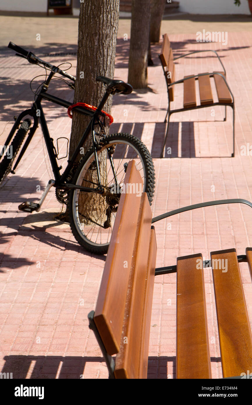 Fahrrad und Park Bänke Stockfoto