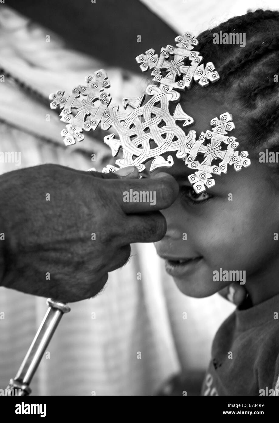 Äthiopischen orthodoxen Priester segnet die Pilger mit einem Kreuz während des Festivals Timkat Epiphanie, Lalibela, Äthiopien Stockfoto
