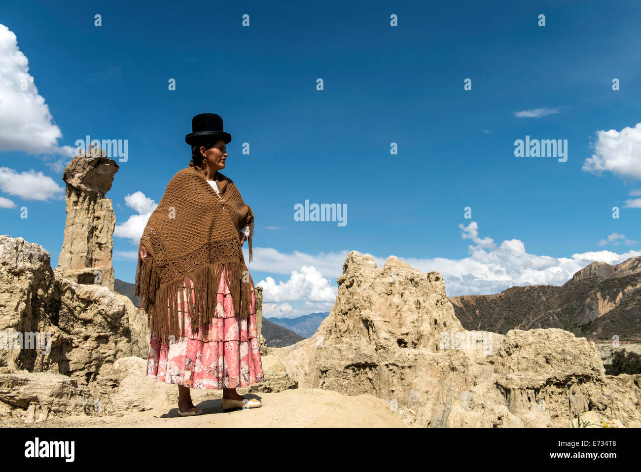 Bolivianische Frau in Tracht am geologischen Felsformationen Tal des Mondes (Valle De La Luna) Pedro Domingo Bolivia Stockfoto
