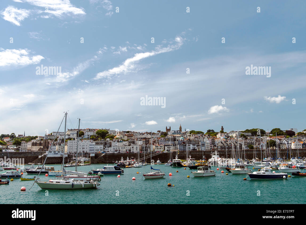 Blick auf den Hafen St Peter Port Guernsey Kanalinseln UK Stockfoto