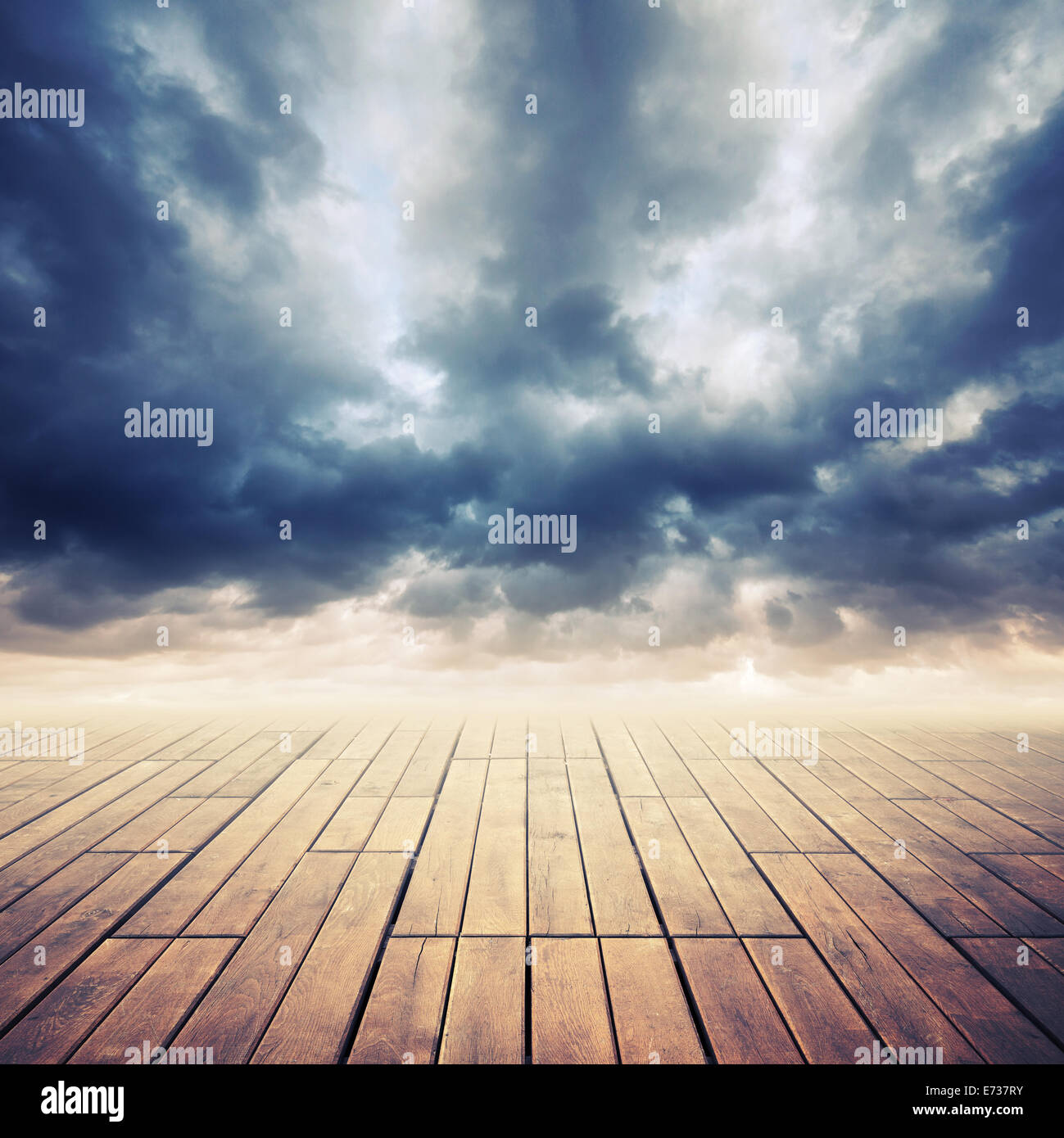 Holzboden mit Perspektive und stürmischen bewölkten Himmel, getönten Effekt Stockfoto