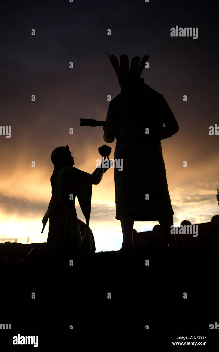 Die Silhouette des Denkmals für die amerikanischen Indianer Chichimeca ist bei Sonnenuntergang vor dem Tempel des Heiligen Kreuzes gesehen. Stockfoto