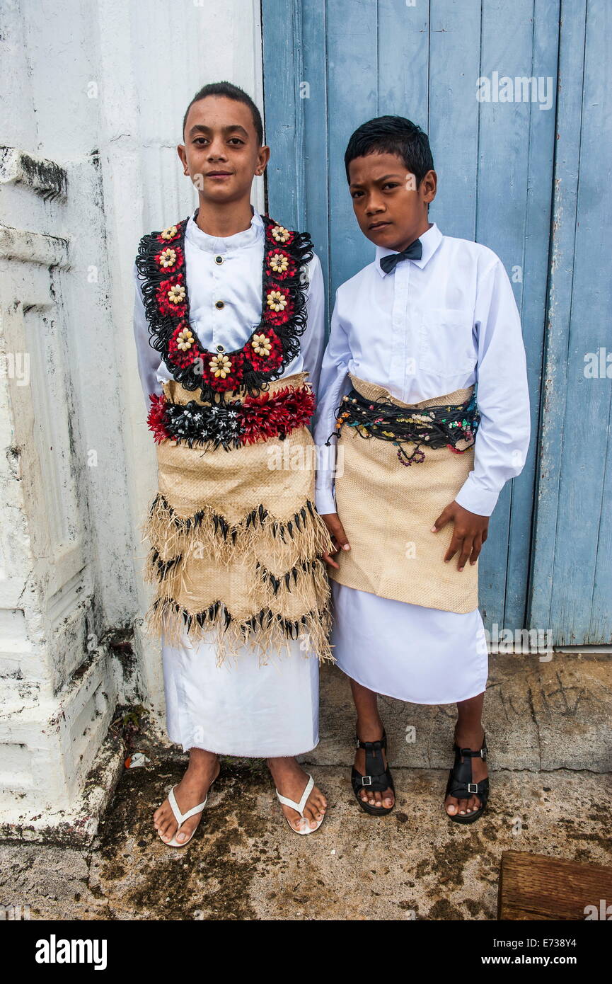 Traditiional gekleidet Jungs an der Kirche in Neiafu, Vavau, Vavau-Inseln, Tonga, South Pacific, Pazifik Stockfoto