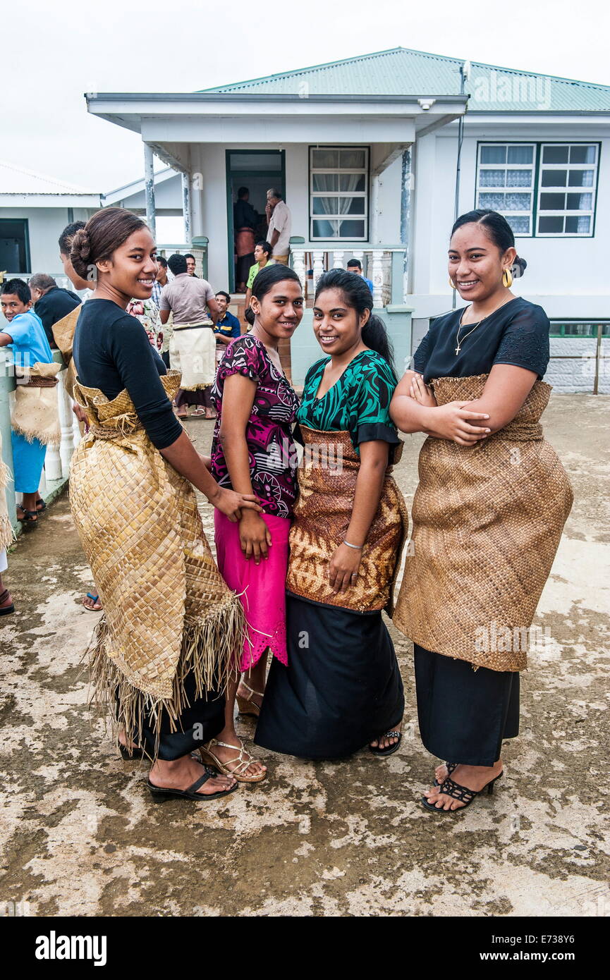 Traditionell gekleidete Tongan Frauen an der Kirche in Neiafu, Vavau, Vavau-Inseln, Tonga, South Pacific, Pazifik Stockfoto