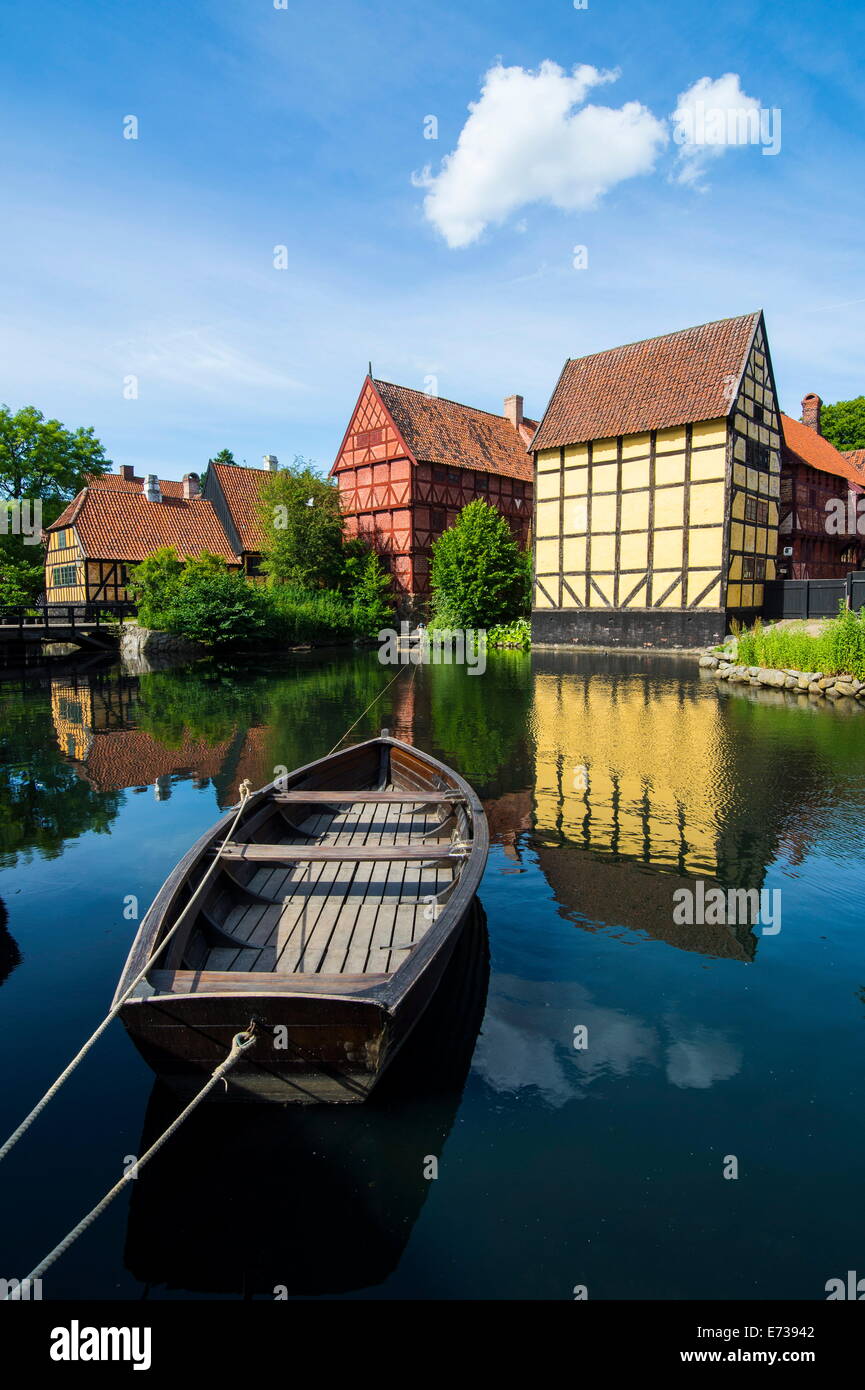 Kleines Boot in einem Teich in der Altstadt Den Gamle By, Freilichtmuseum in Aarhus, Dänemark, Skandinavien, Europa Stockfoto