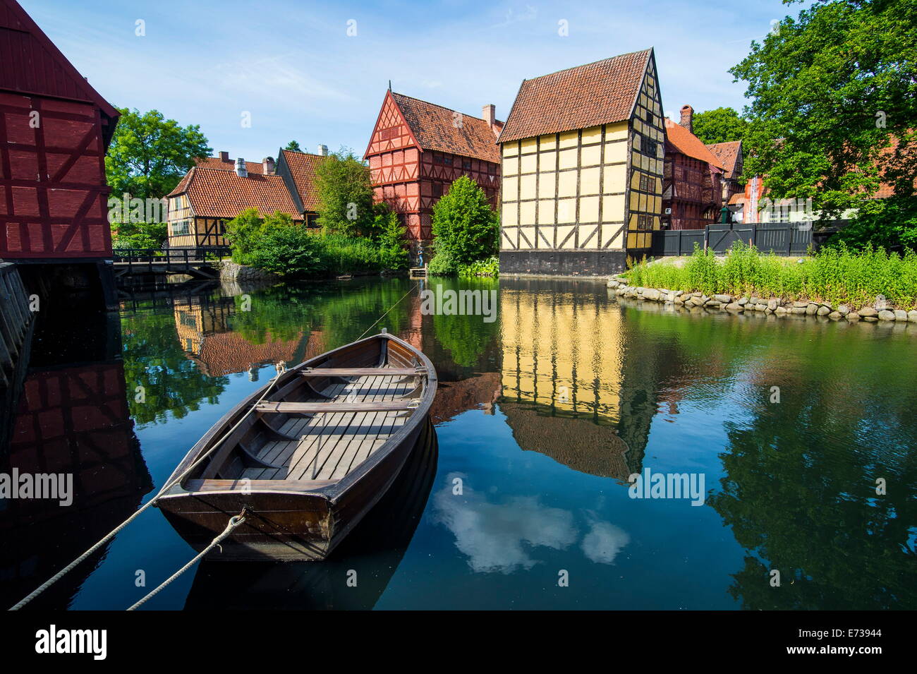 Kleines Boot in einem Teich in der Altstadt Den Gamle By, Freilichtmuseum in Aarhus, Dänemark, Skandinavien, Europa Stockfoto