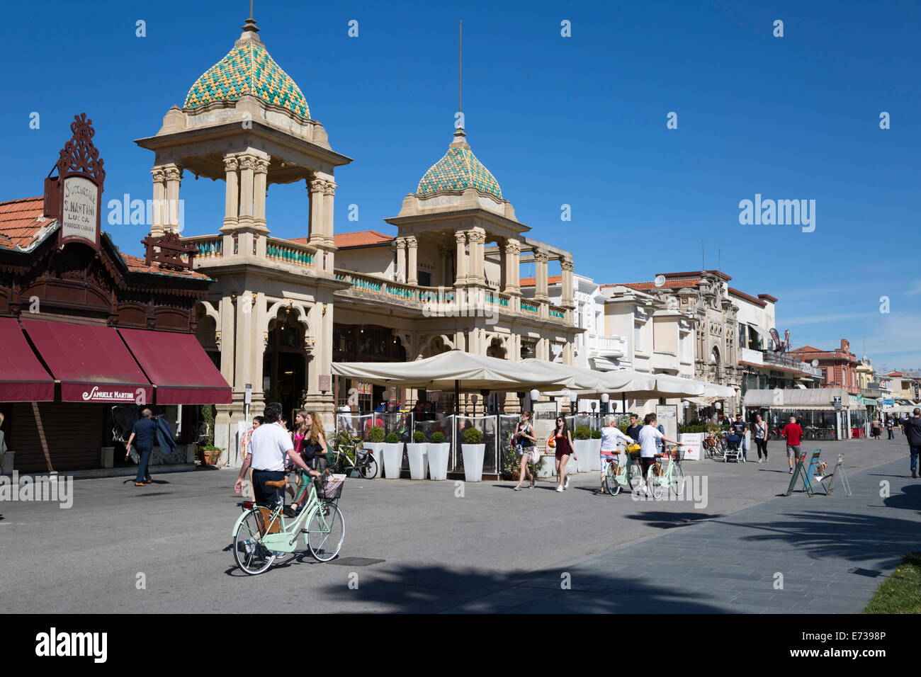 Gran Caffe Margherita und Art Nouveau Gebäude entlang der Strandpromenade promenade, Viareggio, Toskana, Italien, Europa Stockfoto