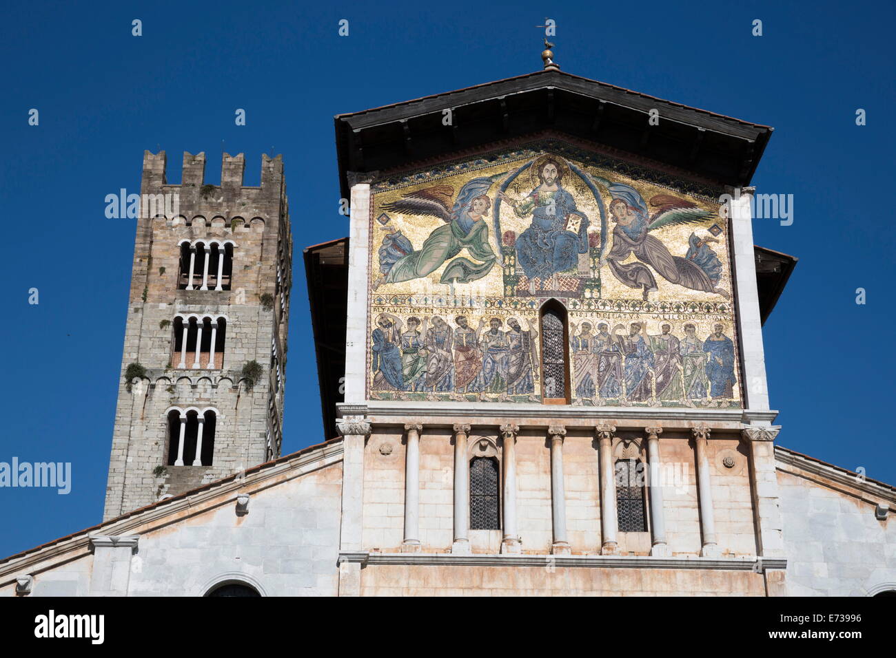 Dreizehntjahrhundert Mosaik von The Ascension an der Fassade von San Frediano in Lucca, Toskana, Italien, Europa Stockfoto