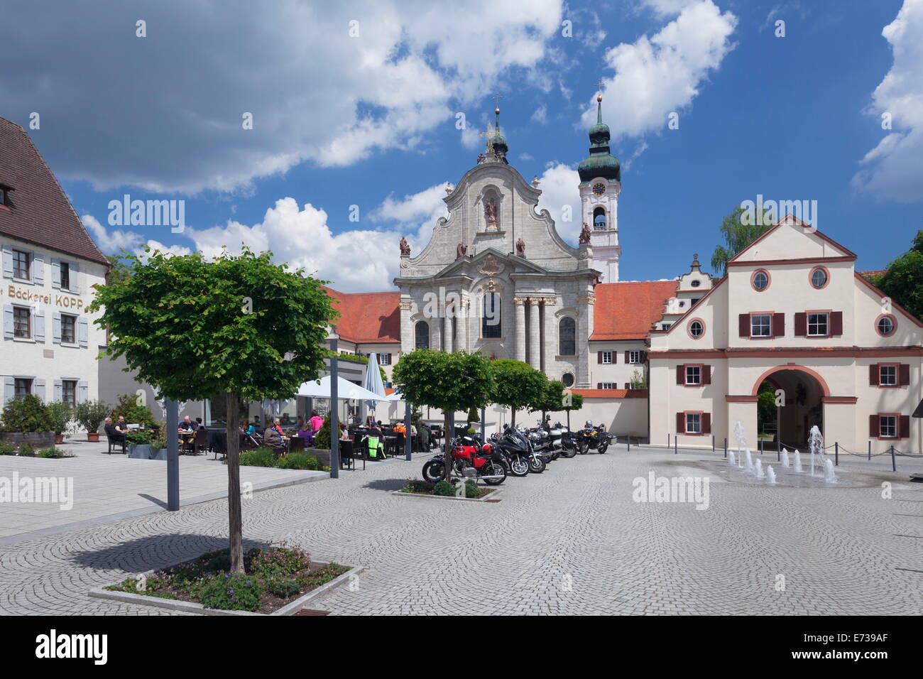 Straßencafé vor barocke Kathedrale, Kloster Zwiefalten, Schwäbische Alb, Baden-Württemberg, Deutschland, Europa Stockfoto