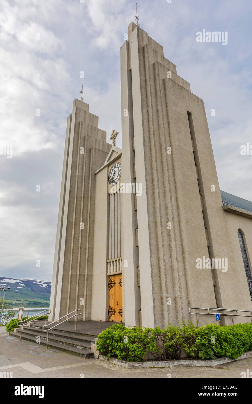 Außenansicht der lutherischen Kirche von Akureyri, Akureyrarkirkja, Island, Polarregionen Stockfoto