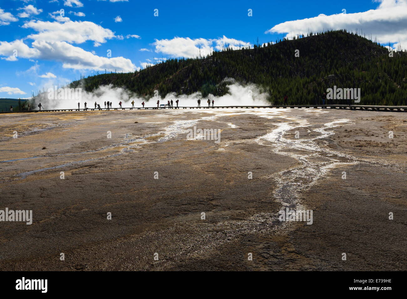 Touristen auf der Promenade in Kontur, Grand Bildobjekte Frühling, Yellowstone-Nationalpark, der UNESCO, Wyoming, USA Stockfoto