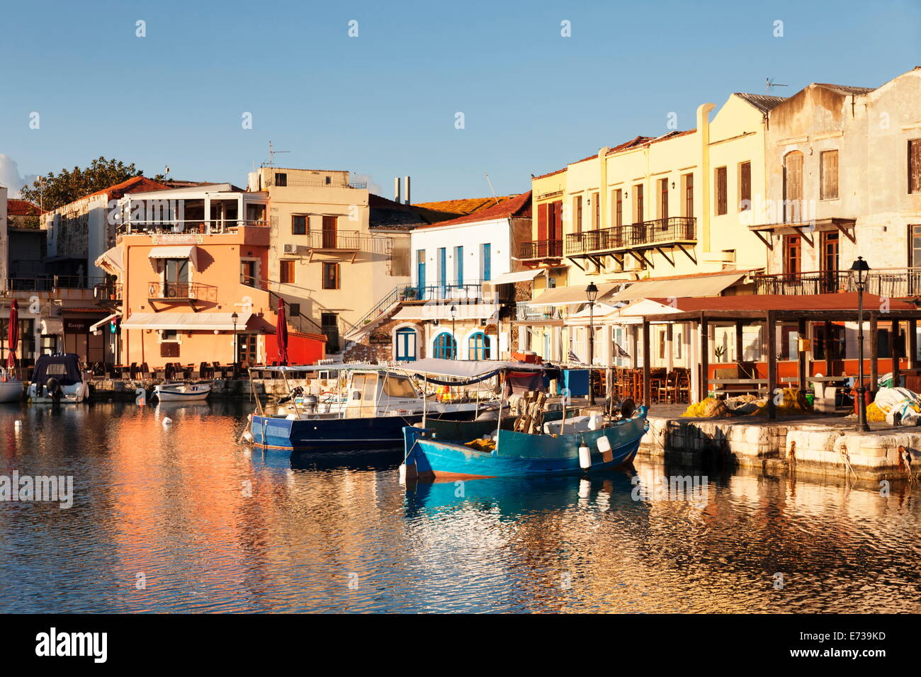 Alten venezianischen Hafen, Tavernen am Meer, Rethymno (Rethymnon), Kreta, griechische Inseln, Griechenland, Europa Stockfoto