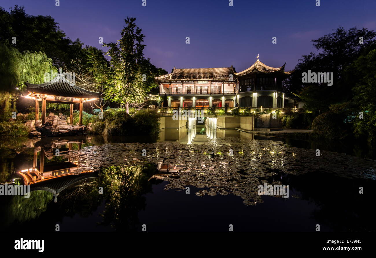 Beleuchteten Wen-Ying-Ge-Tee-Haus und Pavillon am Westsee, Hangzhou, Zhejiang, China, Asien Stockfoto