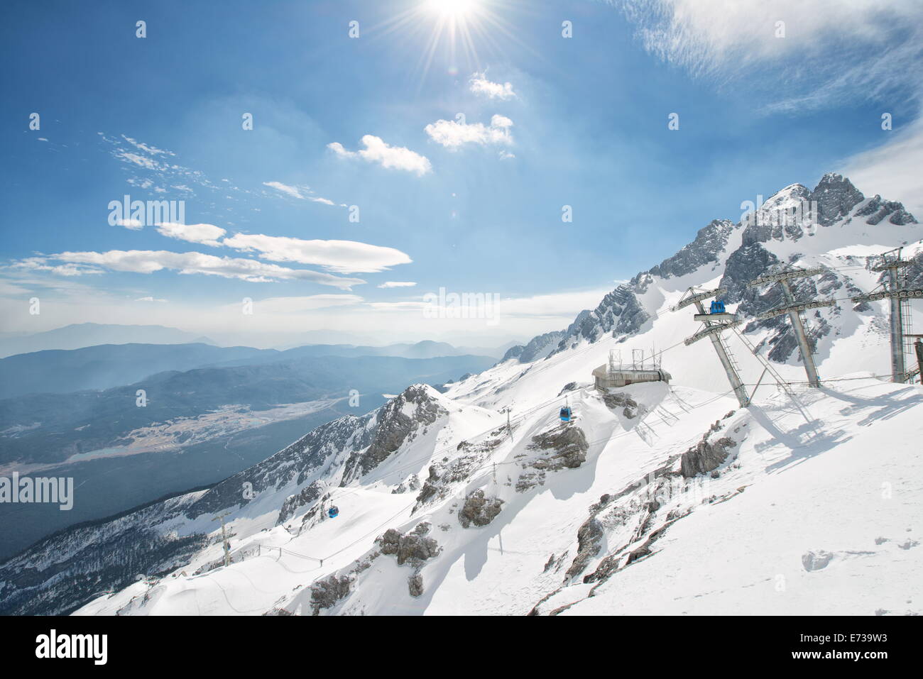 Jade Dragon Snow Mountain mit blauen Seilbahnen und Blick auf den unteren Regionen der Provinz Yunnan, China, Asien Stockfoto