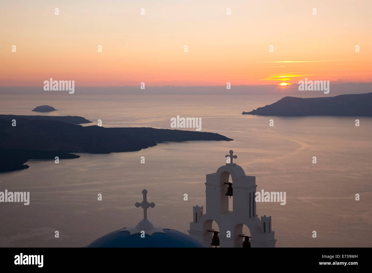 Sonnenuntergang über der Caldera, Kirche im Vordergrund, Firostefani, Süd Ägäis, Griechenland, Kykladen, Santorini (Thira) (Thera) Stockfoto