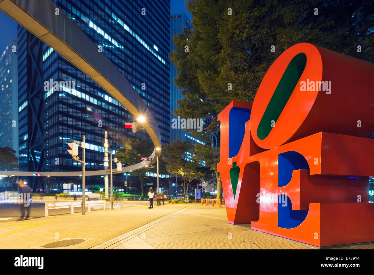 Liebe-Skulptur von Robert Indiana, Shinjuku, Tokio, Honshu, Japan, Asien Stockfoto