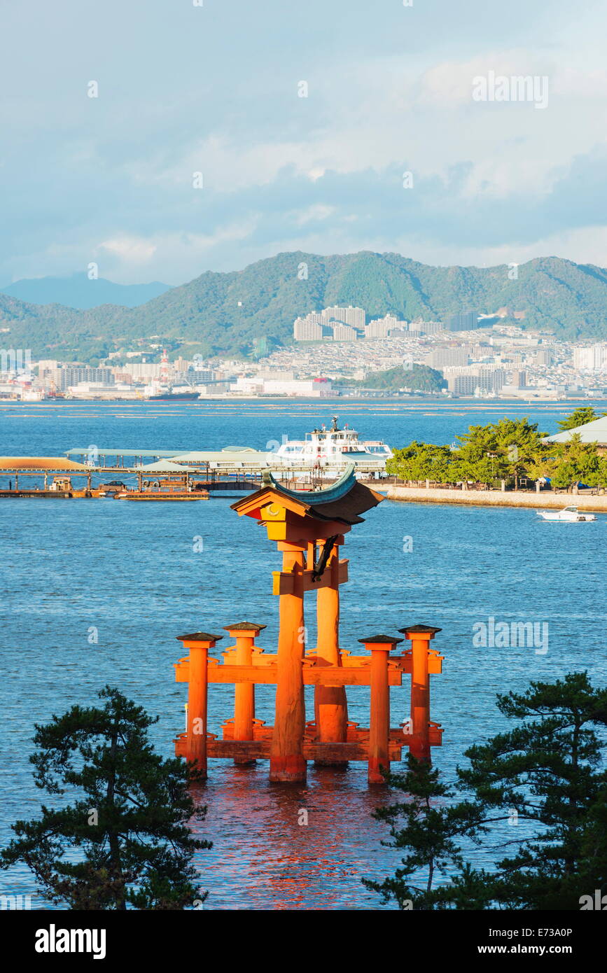 Torii-Tor der Insel Itsukushima Jinja Shinto-Schrein, der UNESCO, Miyajima, Hiroshima-Präfektur, Honshu, Japan, Asien Stockfoto