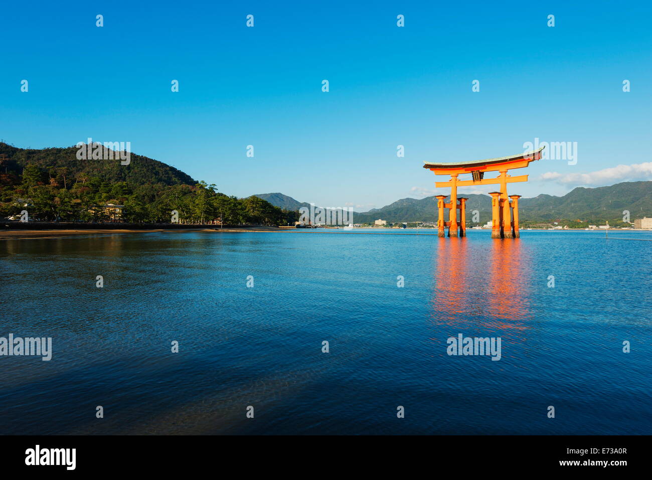 Torii-Tor der Insel Itsukushima Jinja Shinto-Schrein, der UNESCO, Miyajima, Hiroshima-Präfektur, Honshu, Japan, Asien Stockfoto