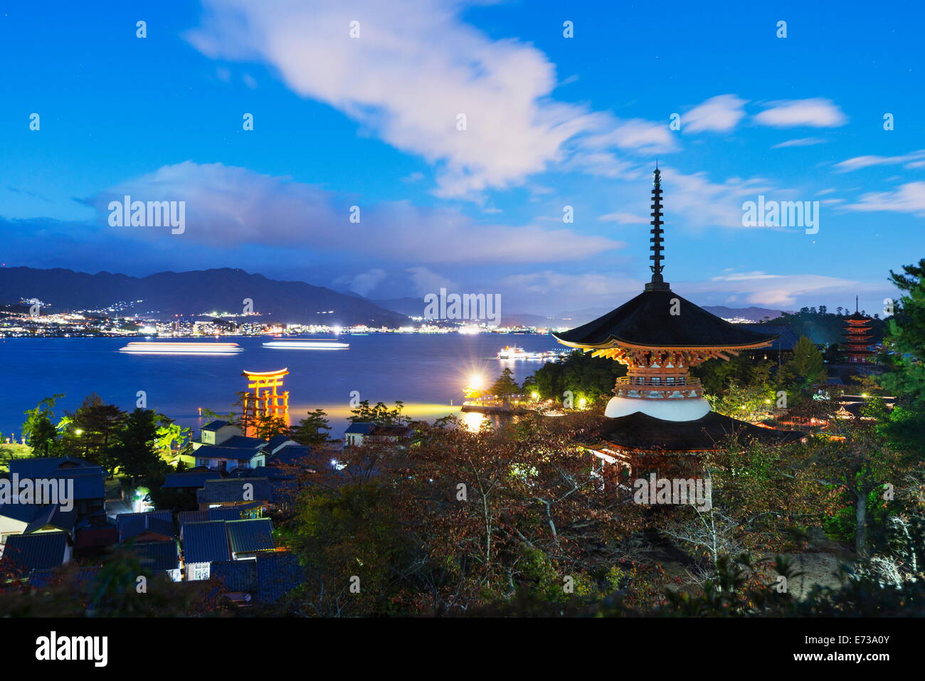 Pagode am Itsukushima Jinja Shinto-Schrein, der UNESCO, Insel Miyajima, Hiroshima-Präfektur, Honshu, Japan, Asien Stockfoto