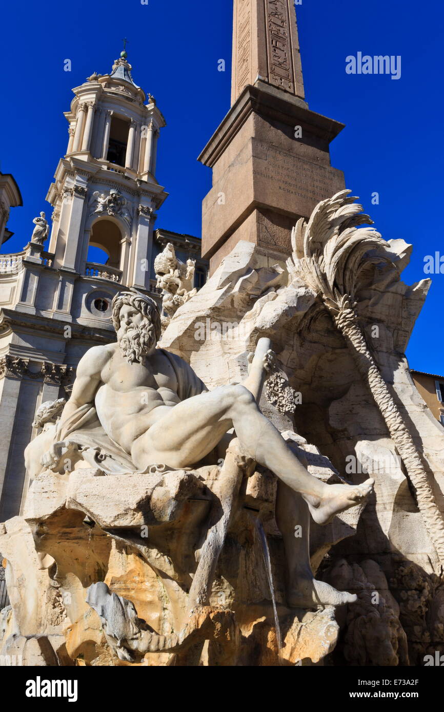 Fontana dei Quattro Fiumi, gekrönt von der Obelisk des Domitian mit Sant'Agnese in Agone, Piazza Navona, Rom, Latium, Italien Stockfoto