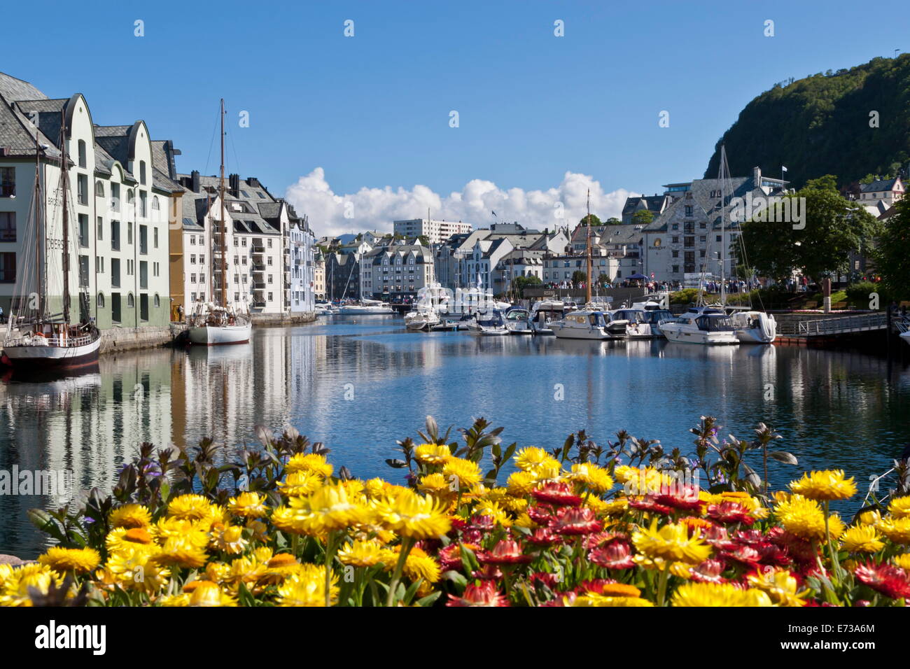 Boote und Jugendstil-Gebäude mit Wasser Sommerblumen, Alesund, mehr Og Romsdal, Norwegen, Skandinavien, Europa Stockfoto