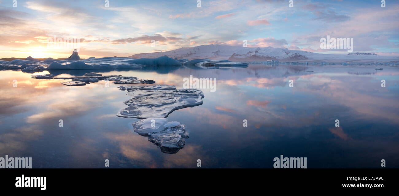 Blick auf Jökulsárlón Lagune in Richtung Berge und Eisberge, Breidamerkurjokull Gletscher Vatnajökull-Nationalpark, Island Stockfoto