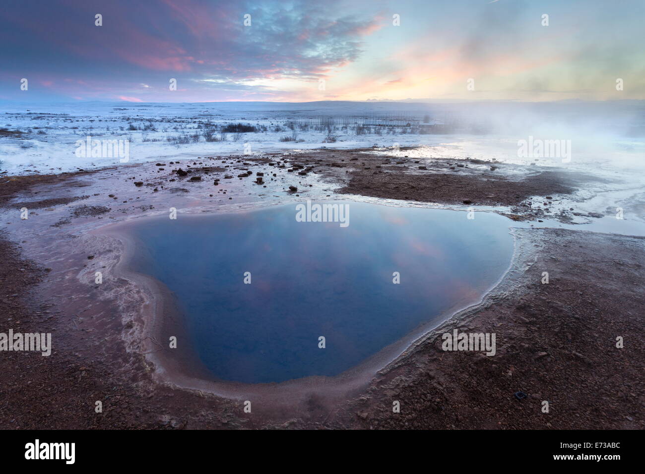 Dampf steigt aus Geothermie Pools bei Sonnenaufgang im Winter, Geysir, Haukardalur Tal, Island, Polarregionen Stockfoto