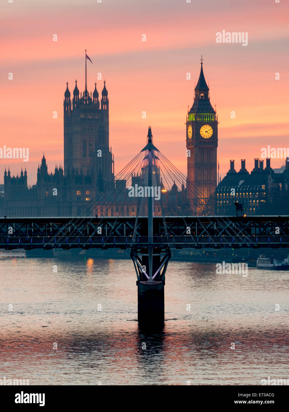 Big Ben mit Hungerford Bridge bei Sonnenuntergang, London, England, United Kingdom, Europe Stockfoto