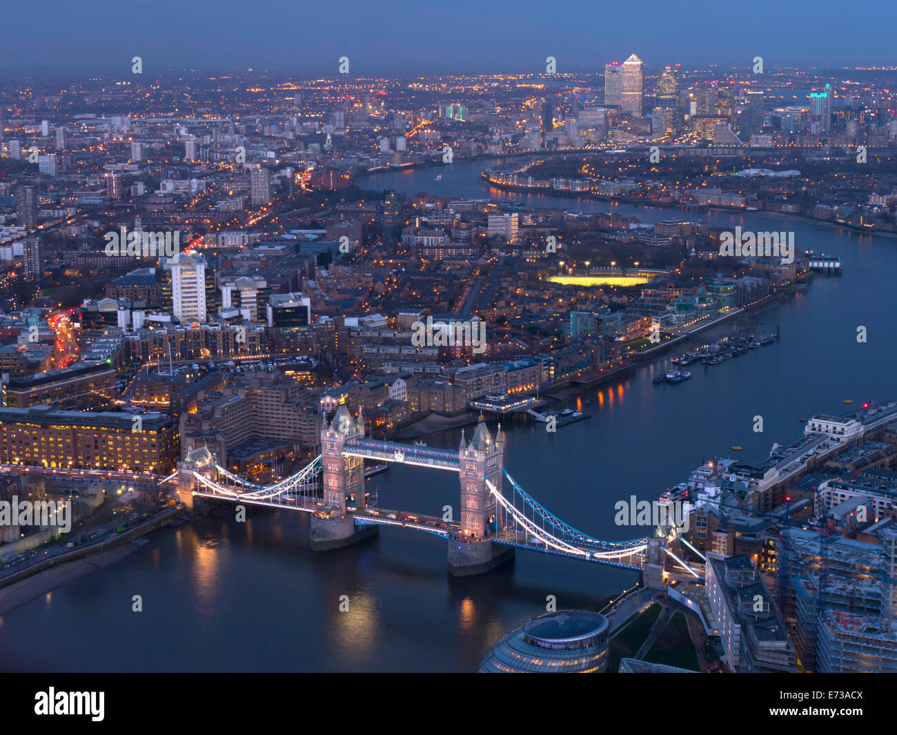Luftaufnahme zeigt, Tower Bridge, die Themse und die Canary Wharf bei Dämmerung, London, England, Vereinigtes Königreich, Europa Stockfoto