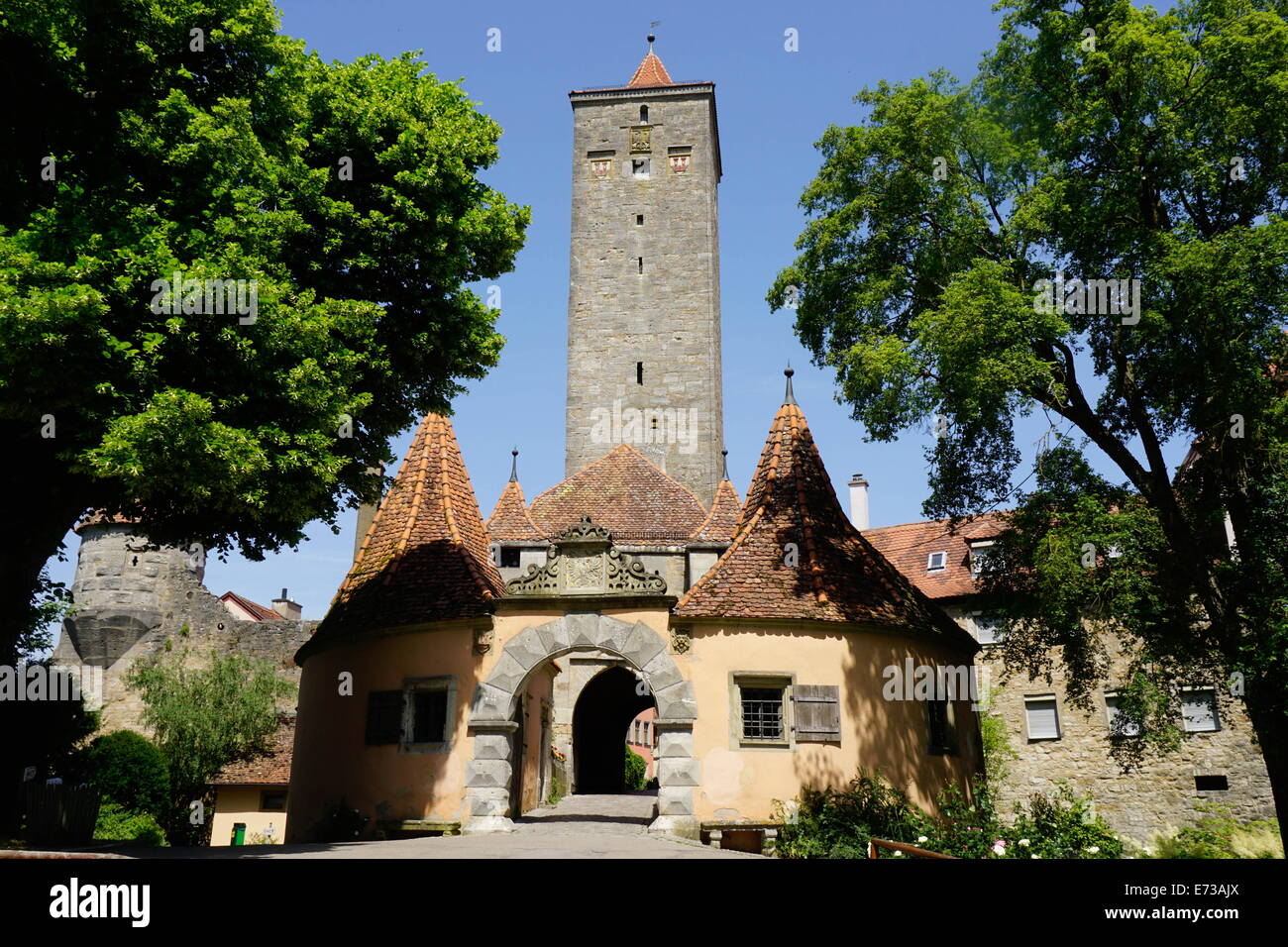 Das Burgtor (Burg Tor) in den Wänden von Rothenburg Ob der Tauber, romantische Straße, Franken, Bayern, Deutschland, Europa Stockfoto