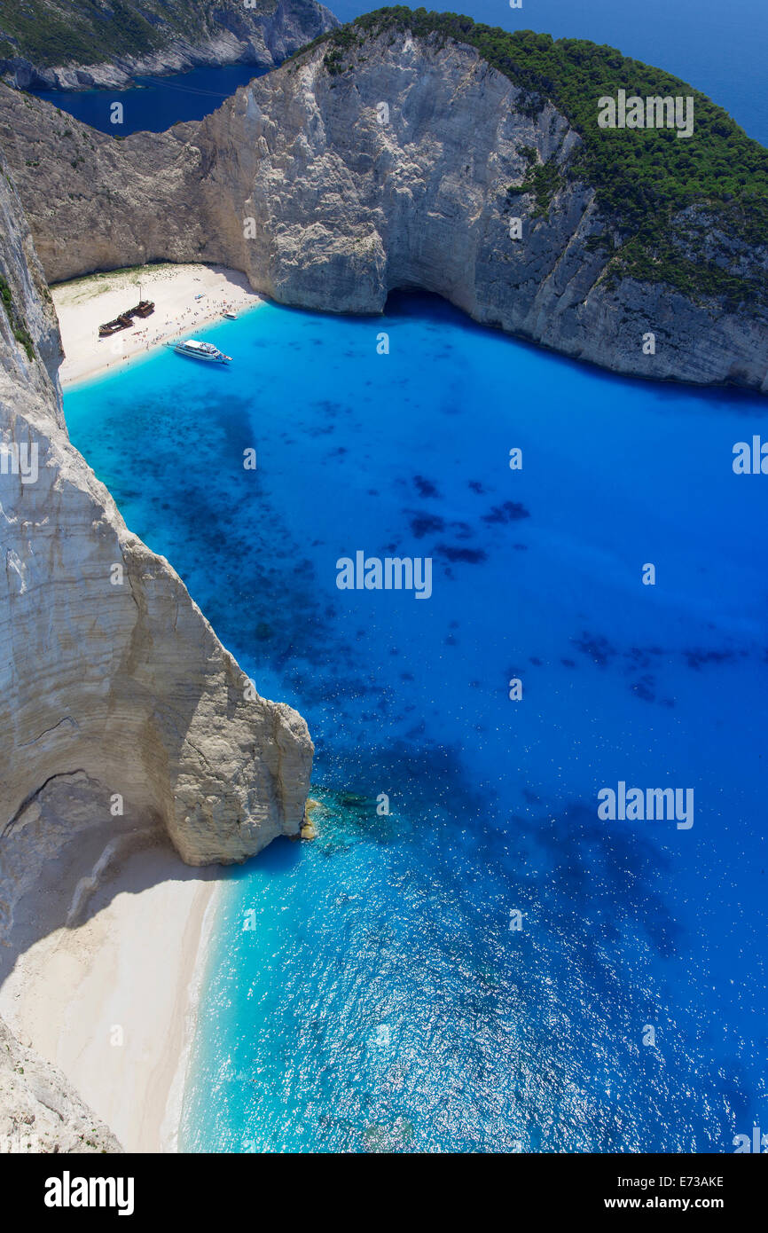 Navagio Strand und Schiffbruch im Smugglers Cove auf der Küste von Zakynthos, Ionische Inseln, griechische Inseln, Griechenland, Europa Stockfoto