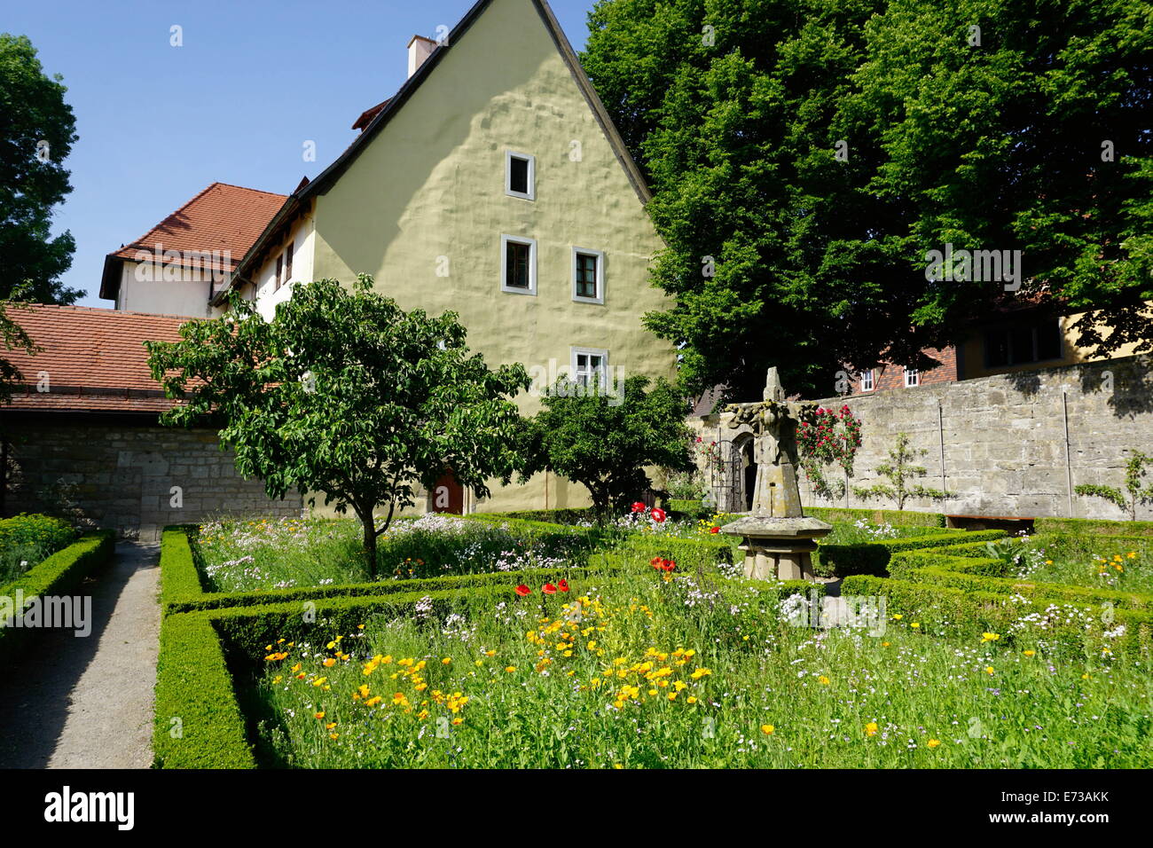 Der Kreuzgang Garten, Rothenburg Ob der Tauber, romantische Straße, Franken, Bayern, Deutschland, Europa Stockfoto