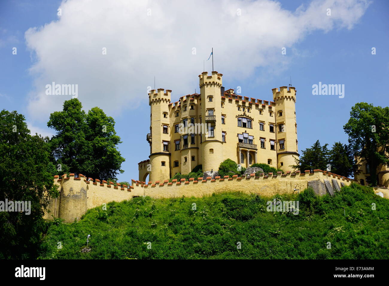 Schloss Hohenschwangau, der ehemalige Palast Ludwig der zweite, in Hohenschwangau Village, in der Nähe von Füssen, Bayern, Deutschland, Europa Stockfoto