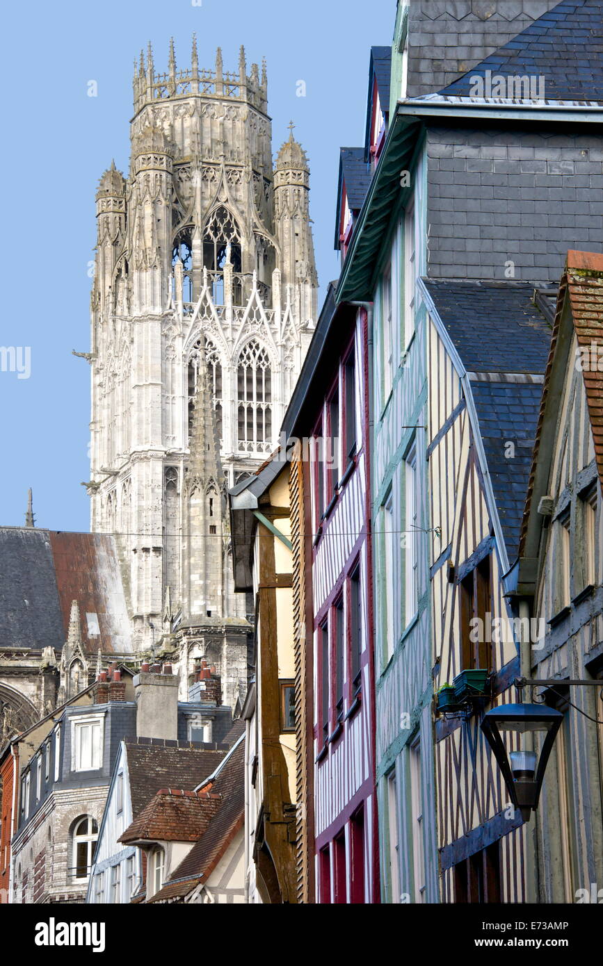 Detail des zentralen Turm von St. Maclou Kirche und halb Fachwerkhaus beherbergt, Rouen, Haute-Normandie, Frankreich Stockfoto