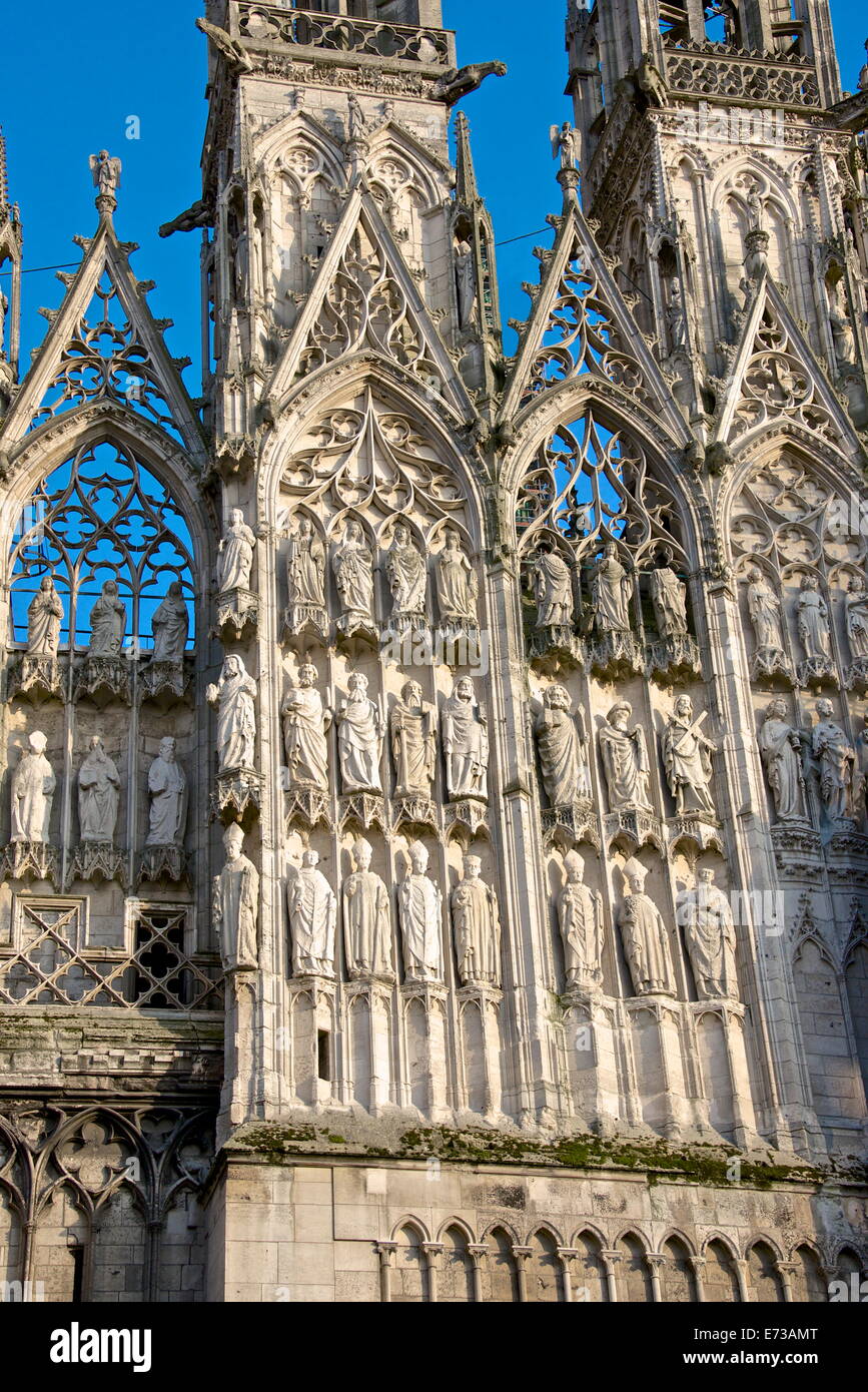 Statuen von Propheten, Aposteln und Erzbischöfe, Westfassade, Kathedrale Notre Dame, Rouen, Haute-Normandie, Frankreich Stockfoto