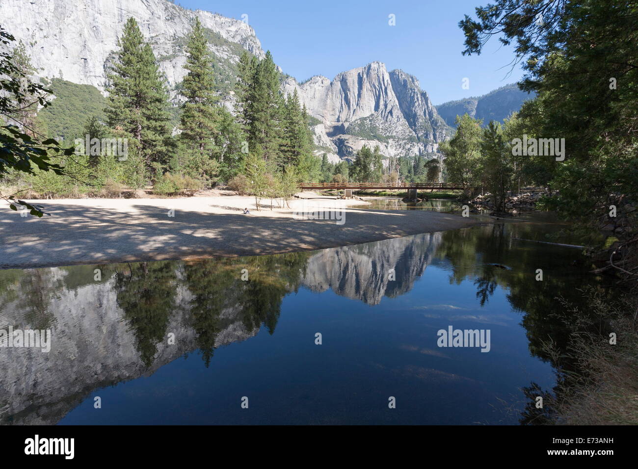 Hängebrücke über Merced River, Cathedral Beach, Yosemite-Nationalpark, UNESCO Website, California, Vereinigte Staaten von Amerika Stockfoto