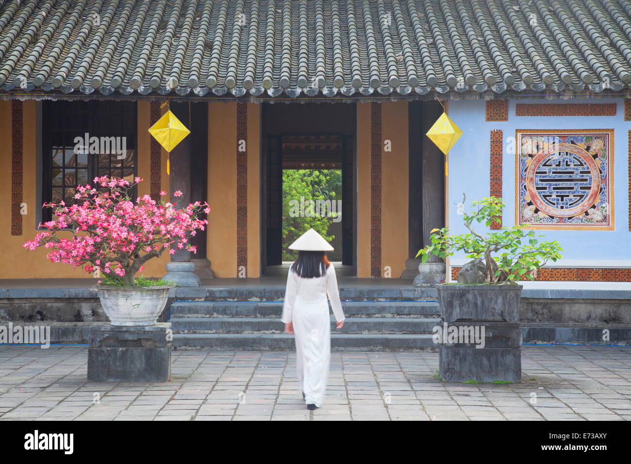 Frau trägt Ao Dai Kleid im linken Haus im Inneren Zitadelle, Hue, Thua Thien-Hue, Vietnam, Indochina, Südostasien, Asien Stockfoto