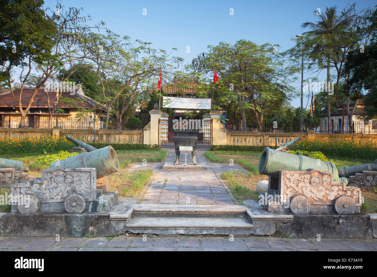 Kanonen im Fine Arts Museum, Zitadelle, Hue, Thua Thien Hue, Vietnam, Indochina, Südostasien, Asien Stockfoto