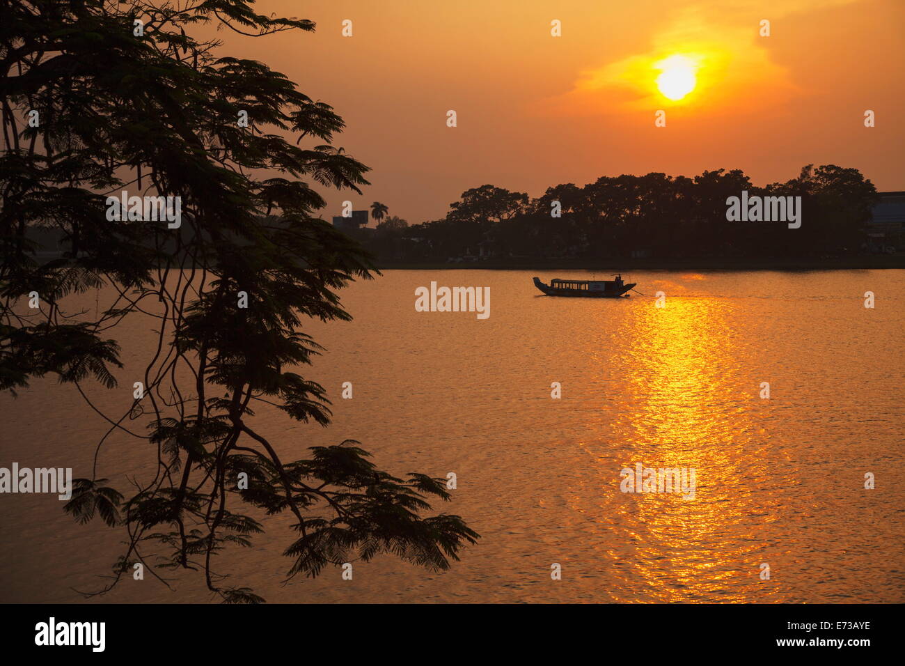 Perfume River (Fluss Huong) bei Sonnenuntergang, Hue, Thua Thien-Hue, Vietnam, Indochina, Südostasien, Asien Stockfoto